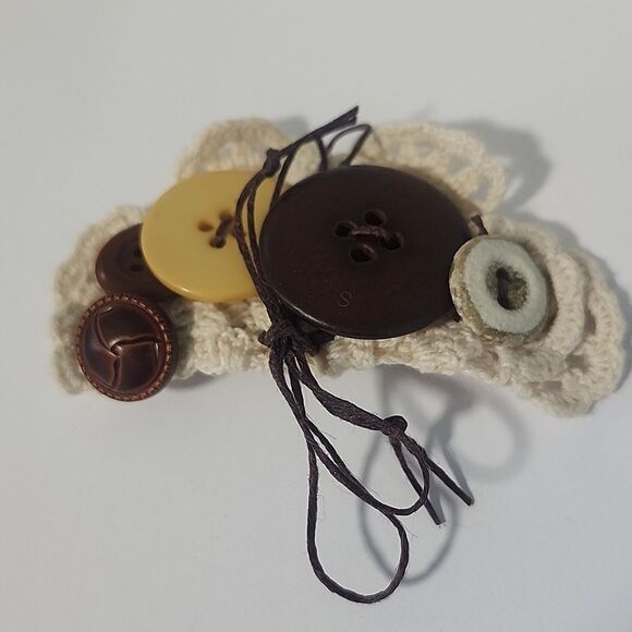 Crochet Brooch With Buttons - Picture 1 of 3